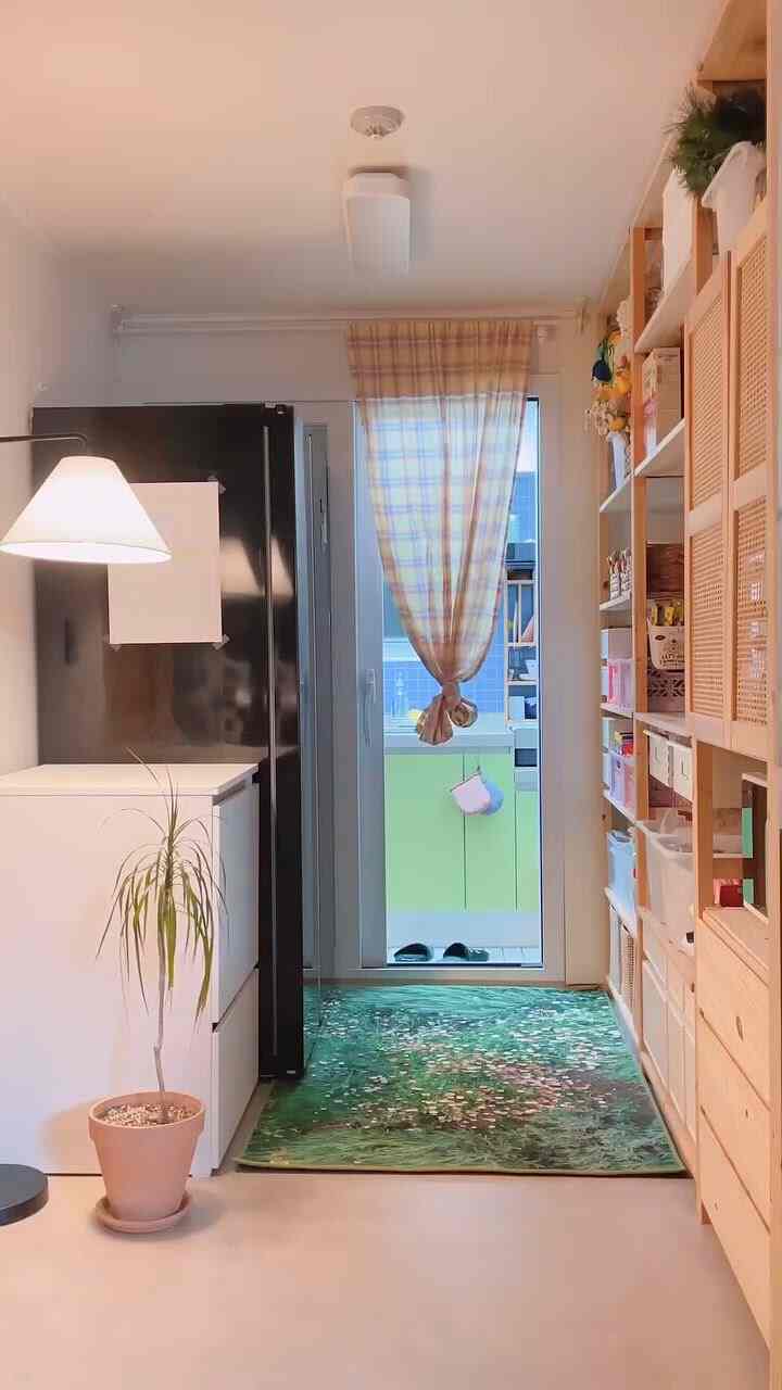 キッチンがとても狭いので、好きなように飾ることはできませんが、
狭ければ狭いまま飾っておいて生活しています。

➊幅の狭い収納家具
狭い空間ではやはり幅が狭い家具が最高です！
足りない収納スペースを埋める代わりにスペースが狭く見えないように
作ってくれるのが大事だと思います。

➋高さ低い家具
スペースが窮屈に見えないように高さの低い家具を配置して
空間がパッと見えるようにしました。

＃ロマンチックなキッチン＃狭いキッチン＃キッチン＃小さなキッチン＃パンツリー＃レンジ台
＃キッチン家具＃ラグ＃カーペット＃カーテン＃キッチン収納＃キッチンシート＃シート
＃シンクダッシュシート＃タイルシート＃カバー＃イケア 