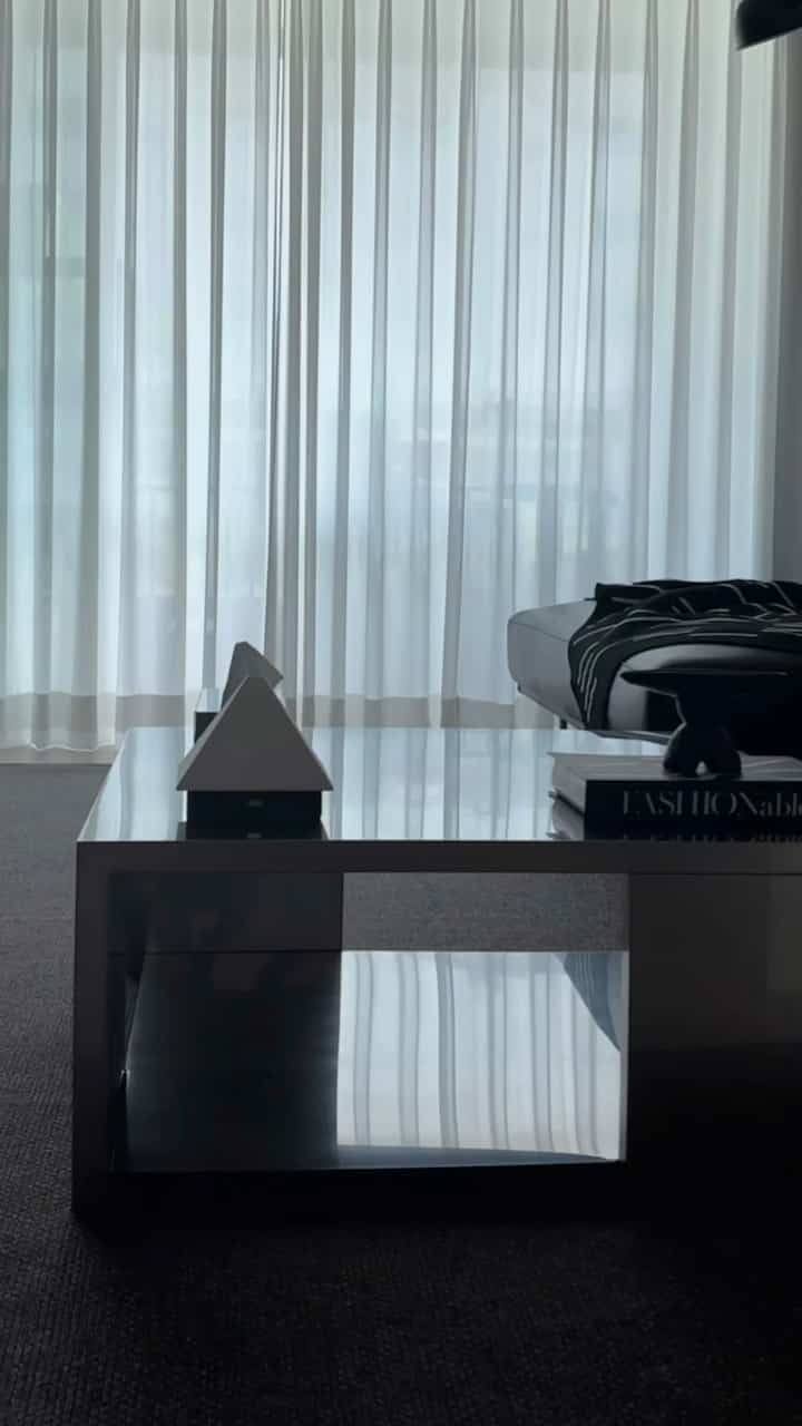 ＃コンスープ記録集＃インテリアノウハウ＃リビングインテリア＃鉄テリアアイテム

家を出る前にちょうど10分。
私のお気に入りのこの空間で新鮮なコーヒーの香りを満たす 
この時間は一日で最も大切です。

ブラックの濃厚さの中にスチールビーテーブルの上に落ちる光の質感が、今日に応じてより鮮明ですね。 🚀特別な装置なしでスペースが与える力のおかげで 
普通のお出かけ準備さえシネマティックになる気分です

リビングのセットアップが完璧になると、刹那の瞬間も記録したくなる最近ですよ🖤



＃家の贈り物をお勧めします＃パーソナライズされた歓迎＃今日の私たちの家＃構築インテリア＃構築リモデリング 