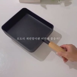 📦많은 분들이 고민하시는
구들 계란말이팬 18cm vs 21cm 사이즈 비교 🍳
직접 써보니까 확실히 느껴지더라구요!
✔️ 18cm
혼자 먹는 한 끼나 가벼운 요리에 딱 좋은 사이즈
계란 2~3알로 만드는 계란말이나 간단한 반찬 만들기 좋아요
✔️ 21cm
2~3인분 요리나 메인 요리할 때 진가 발휘✨
계란 4~5알로 만드는 도톰한 계란말이나
배추 부침개처럼 넉넉하게 부칠 때 너무 편해요!
저의 원픽은 바로 21cm 💛
한 번에 넉넉하게 만들 수 있어서
요리할 때 훨씬 여유롭고 활용도가 높더라구요 :)
계란말이 오버쿡으로 실패해도
디자인이 예뻐서 플레이팅까지 
팬에 그대로 올리니 감쪽같이 완성✨
요리하는 시간 자체가 힐링이 되는 느낌이에요
여러분의 주방엔 어떤 사이즈가 더 잘 맞을까요? 🥰
#모도리 #modori #모도리원픽 #모도리구들
#구들계란말이팬 #계란말이팬비교 #계란말이팬추천
#최애템 #주방잇템 #살림템추천 #신혼살림 #신혼부부
#자취요리 #1인가구 #집밥기록 #요리하는일상 #주방루틴 #콘수프기록집 #현명한소비