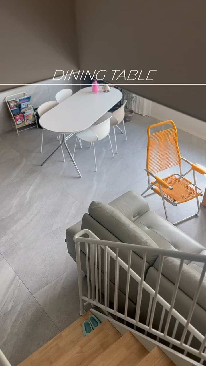 #家具探検
#コンスープ

3年目使用中の食卓、
＜リバートアルテリリーラウンドセラミックダイニングテーブル＞
毎日見ても飽きないこのきれいが好きです
白いユリの花をそのまま盛り込んだ清楚なデザイン
どの空間に置いてもよく似合います。
高温、高圧で作られたセラミック天板は
傷や汚れにも強く、管理も楽です。
熱い鍋も鍋を支えずにただ上げても大丈夫です。
長く悩んで選んだだけ 
長くこの可愛いと一緒にします。

#家具おすすめ #家具配置 #食卓おすすめ #食卓インテリア
＃リバートダイニングテーブル＃セラミックダイニングテーブル＃セラミックテーブル
#セラミックダイニングテーブル6人 #6人用ダイニングテーブル #ホワイトダイニングテーブル
＃ホワイトテーブル＃ダイニングテーブル＃ダイニングテーブルおすすめ
＃ダイニングスペース＃リビングダイニングテーブル＃リビングインテリア
＃ホワイト家具＃ダイニングインテリア＃ダイニングルームテーブル
#メイド