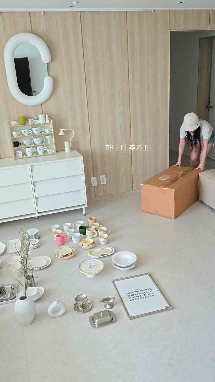 ＃五感レビュープログラムを通じて製品を提供され、直接使用してスタイリングした後期です。

ああ、忙しい忙しい！連休も近づいて、やるべきことがたくさんあります。
なぜこんなに心だけ忙しいのですかㅜㅜ 
まず、新しい子供を迎えるための遅れた定理も厄介です。
棚の組み立てがきついので飾られました。 
綺麗で飾ったやりがいですねフフ

今回連れてきたビビッドボビン2段棚 
カラーはホワイトバーチカラーを選び、
サイズは悩んで悩んでいて大型サイズに選びました。 
既存の棚ともよく似合い、大型サイズで 
選ぶのは良いことだと思います。

もし私のようにサイズが悩んでいるなら、注文後に作ります 
ハンドメイド方式なので空間に合わせてサイズ調節が 
無料で利用できるので参考にしてもいいと思います。

色は濃すぎる白ではありません
木目が生きている白色感だから暖かさが感じられて 
ドングルドングルボビンスタイルピラーデザインシンクンツです。  

重さも適しているので、早期に配置してみると便利です。
ダイソーコーヒードリッパーに穴があり、植物を植えることができます。
ハートトレイにロックして塗りつぶした私の心も追加します。

おかしくて家を飾りますね🤍

＃ビビッドウッド＃棚＃サイドテーブル＃コンソール＃ヴィンテージ家具＃ウッドインテリア＃コンスープレコードハウス＃今日の私たちの家＃かわいいテム最高屋＃リビングインテリア＃リビングライト＃長照明＃ブラック照明＃棚飾り＃コンソール飾り＃感性インテリア