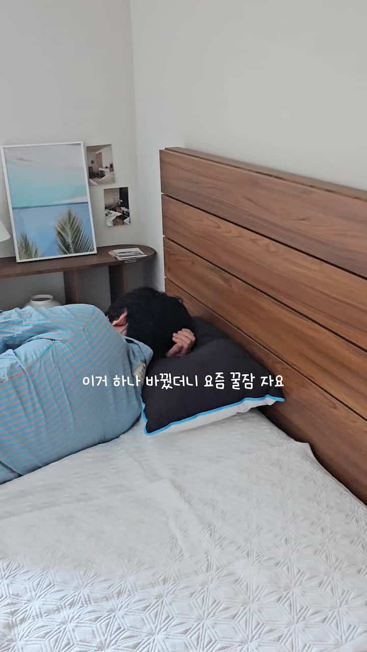 #여름침구바꿨어요 
夜に暑くて後ろにいる人
これを変えたら、寝ています。

✔️ヘレンスタインエアクールデュラロン冷感パッド

肌に触れるとすぐに感じられるクーリング感があります。
横になった時、その最初の感じが本当にクールで気持ちいい！
単に冷たいものではなく、さわやかで涼しい感じ🧊

通気性と吸湿性が良いので夏汗のため心配なく！
洗濯も缶で手軽に可能だから
夏には使い勝手の良い冷感パッドでした。

✔️デュラロン100％純正で高密度冷感
✔️素材も安心なので幼い子供も使用可能
子供部屋の寝室に敷いてくれるのもおしゃれ！ 

家族全員が涼しく涼しく快適な冷感パッド 
夏必需品としておすすめです！
私たちのように暑い夏の熱帯なしで眠りましょう  #여름침구   #우드인테리어  #홈인테리어 #횸데코 #인테리어 #오늘의가든 #맞팔 #감성인테리어 #침구추천 #여름침구 #열대야  
