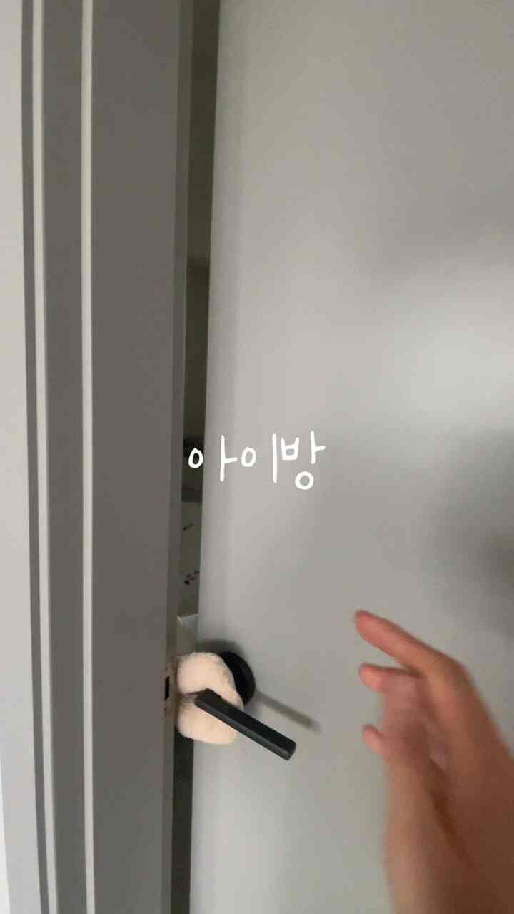 子供部屋がどんどん完成しています🦖🤍
好きな恐竜とレゴまで一目でまとめる✨
床は思いっきり叩くことができるように広く空けておいて
遊びも休憩も楽な空間で飾ってみました☺️

＃子供部屋飾り