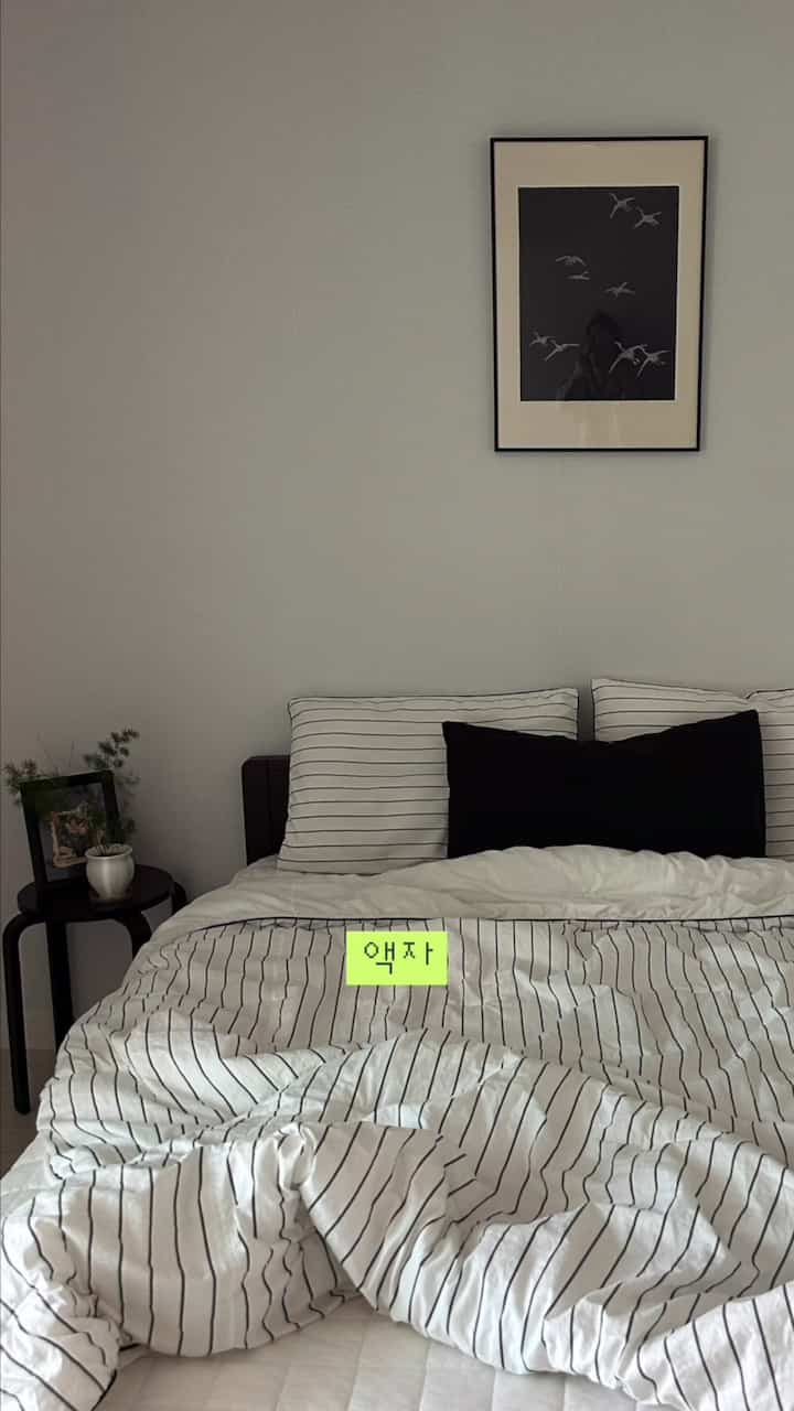 #오늘의우리집 #우드인테리어 #자취

昔からウィッシュリストにあったのになぜ今買ったのか中が涼しいよ おばさんととてもよく似合って……

貸切集なので壁にピンクピンしかできません。 
あなたは壁を傷つけないでどのように飾りますか？ 🫶