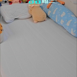 #여름침구바꿨어요
열많은 아들 냉감패드로 바꿔주었어요.
냉감 밴딩베개커버 씌워주고 냉감패드 깔아주니까 시원해요.
겨울이불 세탁기에서 돌돌~
#맞팔 #일상 #일상기록 #아이방 #침구 #초딩방꾸미기 #냉감패드 #냉감베개커버 #여름준비 #여름침구 #침구세탁 #오늘의가든 #오늘의집 
