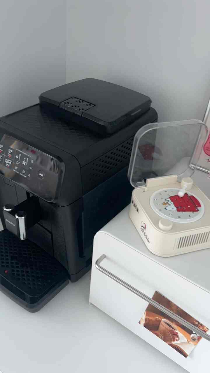 ＃ホームカフェゾーンを飾る＃チャレンジ

私の家のホームカフェゾーンは 
キッチン冷蔵庫のインテリア施工しながら作ったささやかな空間！ 

小さいですが、一日に何回も私が最も行く場所です。

フィリップスコーヒーマシンで 
朝、夫に出勤したときにコーヒーを下ろしてください。 
子供たちの登園後は、一人でゆったりとコーヒーを飲みます。 

カフェインを補う 
家の仕事をしばらくした後、子供たちの下院の前にまたコーヒーを飲む
私のルーチンのように捕まってしまいました。 

コーヒーなしの人生きて！ 🤭 

マシン機の横にある鉄製収納箱には 
家族が毎日持って食べる栄養剤を入れておきます。 

それで我が家のホームカフェゾンキックアイテム！
まさにバキューム密閉真空容器です！ ✨ 

マシンの上の棚に載せて豆を保管しています。 

空気接触を減らして 
豆の新鮮さを維持するのを助けて、香りも飛びません。

小さいけど充実した自分だけのホームカフェゾン！
遊びに来てくれてありがとうございます☕️

＃ホームカフェ＃ホームカフェインテリア＃ホームカフェゾーン＃家の装飾＃今日の家＃ホームスタイリング＃キッチンインテリア＃コーヒータイム