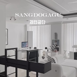 거실을 서재로, 블랙앤화이트의 미니멀한 취향이 담긴 집
예쁜 블랙 가구 찾기가 은근 어렵잖아요.
너무 무겁거나, 디자인이 투박해서 거실에 두기엔 부담스러운 경우도 많고요.
그런데 제련공단 책장은 달랐어요🫧 
슬림한 프레임과 여유 있는 선반 구조 덕분에
블랙 특유의 존재감은 살리면서도 공간이 답답해 보이지 않더라고요.
소파 옆에 두었을 뿐인데 거실과 서재 공간이 자연스럽게 나뉘고,
화이트 톤 공간 사이에서 블랙 라인이 포인트처럼 분위기를 또렷하게 잡아줘요.
책을 수납해도 좋고, 오브제나 조명을 함께 두면
작은 갤러리처럼 연출되는 점도 마음에 들었어요..♥
책장이지만 거실 장식장처럼 활용하기 좋아서,
미니멀한 블랙 포인트 가구를 찾는 분들에게 특히 잘 어울리는 제품이에요🕊️ 
🏷️ 제품정보ㅣ 제련공단 철제 책상 1200 3단 블랙
🏷️ ᴛʜᴀɴᴋ ʏᴏᴜㅣ @morynhome
.
.
#거실인테리어 #거실서재화 #서재인테리어 #홈라이브러리 #미니멀인테리어 #블랙앤화이트인테리어 #블랙인테리어 #화이트인테리어 #모던인테리어 #북스타일링 #책장추천 #인테리어책장 #오픈책장 #철제책장 #거실책장 #인테리어가구 #집꾸미기 #홈스타일링 #오늘의집 #오늘의집인테리어 #신혼집인테리어 #자취방인테리어 #미드센추리인테리어 #감성인테리어 #공간분리인테리어 #블랙가구 #미니멀라이프 #데일리집 #제련공단 #상도가구 