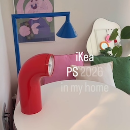 #오늘의우리집 #콘수프기록집 
어제 오프라인으로 선발매된 iKEA PS 2026 컬렉션 중에 데려온 세가지 아이템 소개해요. with 리뷰 💚😉
1. IKEA PS 2026 이케아 피에스 2026 탁상시계, 레드
색감뿐이 아니라 오브제로도 너무 좋은 아이템이예요.
예전에 신촌에서 빨간 거울 앞에서 만나! 라고 외치던 지난 날들이 떠올라요 ㅎㅎ 생각보다 무게감이 있어서 넘어질 일도 없어서 좋아요.
2. IKEA PS 2026 이케아 피에스 2026 라운지체어, 공기주입식 시트/등쿠션 포함/ 크네베크 브라이트그린
재밌는건 이건 펌프로 공기주입해야해요. 색상이 어쩔 수 없는 우리집 아이템이잖아요? 공기주입양을 바꾸면 푹신함의 정도도 조절할 수 있고, 벗겨서 세탁도 가능해요.
생각보다 앉을 수 있는 면적이 넓어서 실제로 너무 편해요! 생각보다 펌프질은 힘들긴해요 🥹💚
조립은 힘들지않았어요!
3.  IKEA PS 2026 이케아 피에스 2026 상향식플로어스탠드, 블루, 182 cm
3각도로 꺾어서 다양한 느낌을 낼 수 있어요. 생각보다 키큰 친구이고, 조립은 어렵진않지만 하단 부분이 꽤나 무거워요! 원룸에서 혼자 조립할때 길이 참고하세요 💙
램프는 별도인데 빨강/노랑/파랑 있어서 집 무드에 맞게 사용하시면 좋아요. 레드는 생각보다 버건디여서 저는 파랑을 선택했어요.
저처럼 원래 색감부자이신 분에겐 꼭 추천 드리는 아이템! ♥️💙💚
#이케아조명 #이케아추천템 #이케아 #이케아로꾸민집 #이케아의자 #이케아스타일링 #이케아ps2026 #ps2026 #ikeahome #ikeaps2026 #원룸꾸미기 #원룸인테리어 #원룸가구배치 #6평원룸 #6평오피스텔 #6평원룸홈카페 #원룸홈카페 #5평원룸 