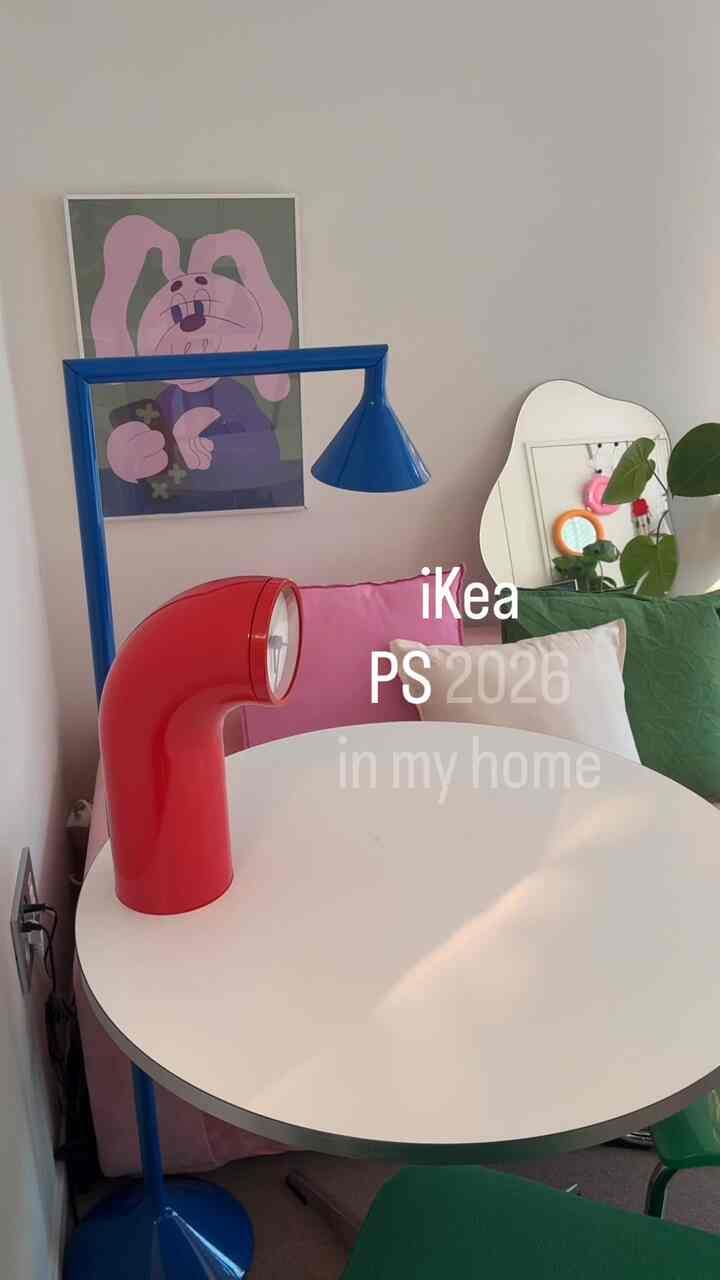 ＃今日の私たちの家＃コンスープ記録集 


昨日オフラインで先発売されたiKEA PS 2026コレクション中に連れてきた3つのアイテム紹介します。 with レビュー 💚😉

1. IKEA PS 2026イケアフィエス2026卓上時計、赤

色味だけではなく、オブゼロにもとても良いアイテムです。
かつて新村で赤い鏡の前で会いましょう！と叫んだ過去の日々が思い浮かんでいます。

2. IKEA PS 2026 IKEA PIES 2026 ラウンジチェア、空気注入式シート/等クッション付/クネベックブライトグリーン

おもしろいのはこれはポンプで空気注入しなければなりません。色が仕方ない我が家のアイテムじゃないですか？空気注入量を変えるとふわふわの程度も調節でき、剥がして洗濯も可能です。

思ったより座れる面積が広いので、実際にはとても快適です！思ったよりポンプ質は大変ですよ🥹💚

組み立ては大変ではありませんでした！

3. IKEA PS 2026イケアフィエス2026ボトムアップフロアスタンド、ブルー、182 cm

3角度に折って色々な感じを出すことができますよ。思ったより背の高い友達で、組み立ては難しくありませんが、下部がかなり重いです！ワンルームで一人で組み立てるときの長さを参考にしてください💙

ランプは別途なのに赤/黄/青いので家のムードに合わせて使えばいいです。赤は思ったよりバーガンディだったので私は青を選びました。

私のように元の色感父子の方にはぜひオススメのアイテム！ ♥️💙💚

＃イケア照明＃イケアおすすめテム＃イケア＃イケアチェアハウス＃イケアチェア＃イケアスタイリング＃イケアps2026＃ps2026＃ikeahome＃ikeaps2026＃ワンルーム装飾＃ワンルームインテリア＃ワンルーム家具配置＃6平原 