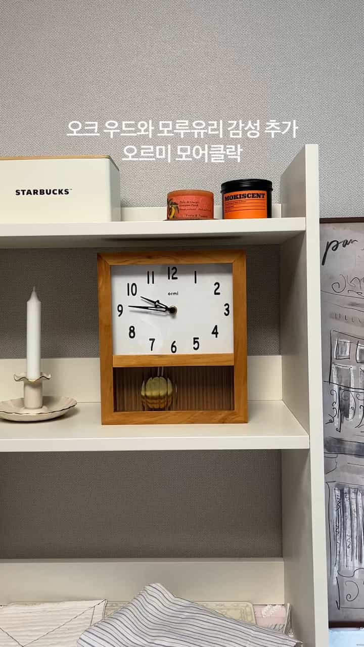 #인테리어노하우 #콘수프기록집 
突然やらなかったウッド感性はどんどん惹かれて選んだ時計⏰
モルガラス、オークウッド素材が加わり、クラシックながら適度なサイズなので卓上時計で使い勝手がいいです。🪴
暖かいオーク色、松素材なのでいいです。
実物がもっと可愛いです。
家族がみんな以上きれいです！
壁掛け、机の上どこにでも置きやすいサイズです。  #탁상시계 #탁상시계추천 #무소음시계 #오크 #우드 #모루유리 #소품 #작은방 #내방 #작업실 #시계인테리어 


