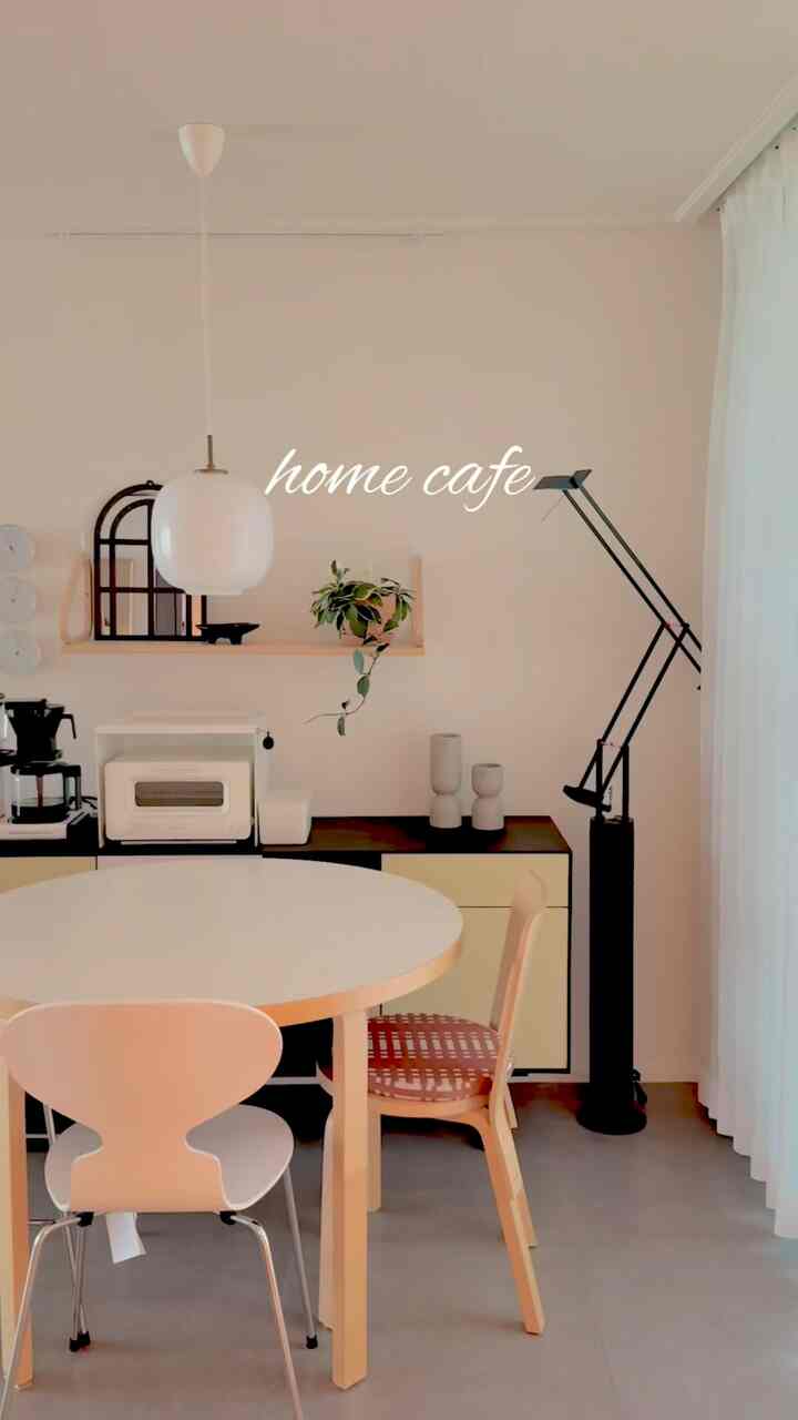 #ホームカフェゾーン
こじんまりとした我が家ホームカフェ☕️🥯
カールモットだからモカマスターコーヒーマシン一つで十分です🥰



＃コンスープ記録集＃ホームカフェ＃ホームカフェインテリア＃ホームカフェゾーン＃ダイニングルーム＃ダイニングルームインテリア＃ダイニングスペース＃ダイニングルームを飾る＃ダイニングテーブル＃キッチンインテリア＃キッチンインテリア＃モカマスター＃照明インテリア＃ホームスタイリング＃ホームデコ＃構築アパートメント 
