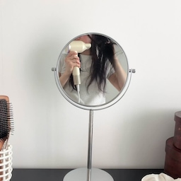 요즘 드라이기 하나로 머릿결 차이 제대로 느끼는 중 ..💆🏼‍♀️✨ 그래서 오아 드라이기로 정착했어요 ! 
제가 숱도 많고 머리도 길어서 말리는데 한 세월 걸리는데 오아 에어리소닉 드라이기는 항공모터라 바람이 진짜 강력해서 긴 머리도 순식간에 말려주고, 자동 냉열 순환 시스템과 온도 조절기능으로 머릿결도 안상하고 촉촉하게 잘 말라요 🤍
플라즈마 코팅 3케어까지 들어가 있어서 큐티클 손상 걱정도 없고, 수분은 잡아주니까 오히려 말리고 나면 더 차분하고 윤기 돌면서 촉촉 🫶🏻
요 드라이기가 참 똑똑한 게 온도도 알아서 계속 체크해서 일정하게 유지해주니까 뜨거운 바람 때문에 머리 상할 일도 없고, LED로 온도랑 모드 확인도 바로바로 돼서 너무 편하더라구요 ! 거기다 자동 필터 청소 기능까지 😳
인체공학 디자인에 컴팩트한 사이즈, 가벼운 무게로 여행갈 때 챙겨가기에도 너무 좋아서 드라이 시간 줄이고 머릿결까지 챙기고 싶은 분들이라면 꼬옥 🪽
#오아드라이기 #에어리소닉 #드라이기추천 #홈스타그램 #드라이기 #BLDC #FTC24기