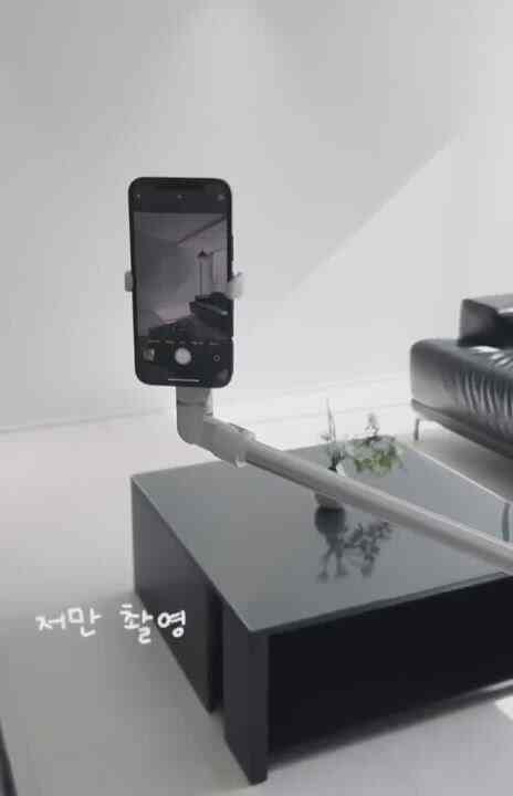 #콘수프기록집 #현명한소비 

価格のために悩んで山三脚！
360度回転と角度調整も楽で、最近私の撮影最アテムです。 
おかげで撮影時間が大幅に短縮されました:)  #라이트밸런스 #거실인테리어 #블랙거실 #휴도소파  #블랙소파 #블랙가죽소파 #가죽소파 #구축리모델링  #디아망 #퓨어화이트 #맞팔 #팔로우 #소통해요 

