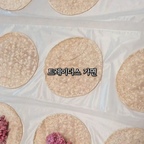 저희집은 트레이더스에 자주 가는데요
갈때마다 꼭 사오는 제품들이 몇 가지 있어요!
그 중 3개만 먼저 추천드려볼게요☺️

1. 대용량 다짐육
제가 종종 도시락을 싸서 다니기도 하고
집이서 일하는 날도 많아서 밀프랩이 필수거든요!

볶음밥용 소분도 하고
또띠아에 얇게 펴줘서 얼렸다가 에프 돌려먹기맘 하면
간식이 금방 만들어져서 무조건 사야하고요👍👍

2. 씨없는 레몬
건강을 위해 매일 레몬차 마시는 여배우들이 많더라고요
그냥 갈아서 얼리면 끝이라
일부러 씨없는 레몬으로 사와서 레몬큐브 만들어줬어요🍋

아침에 따뜻하게 레몬차 마시기도 하고
늦엔 레몬에이드도 만들어 먹고 있어요

3. 동물복지 유정란
저는 매번 쿠팡에서 30구짜리 샀는데
여긴 60구짜리도 팔고 엄청 저렴해요🫶
유통기한도 1개월이라 충분하고요
이건 저말고 다른분들도 두판씩 사는거 목격 많이 했어요🤭

일단 이렇게 트레이더스 추천템 3개 소개해드렸는데
다음엔 다른 추천템이랑
레몬큐브, 또띠아 밀프랩 만드는 법까지 다 알려드릴게요!

#레몬 #레몬에이드 #레몬차 #레몬큐브 #소분 #소분용기 #밀프랩 #밀프렙 #트레이더스 #살림꿀팁