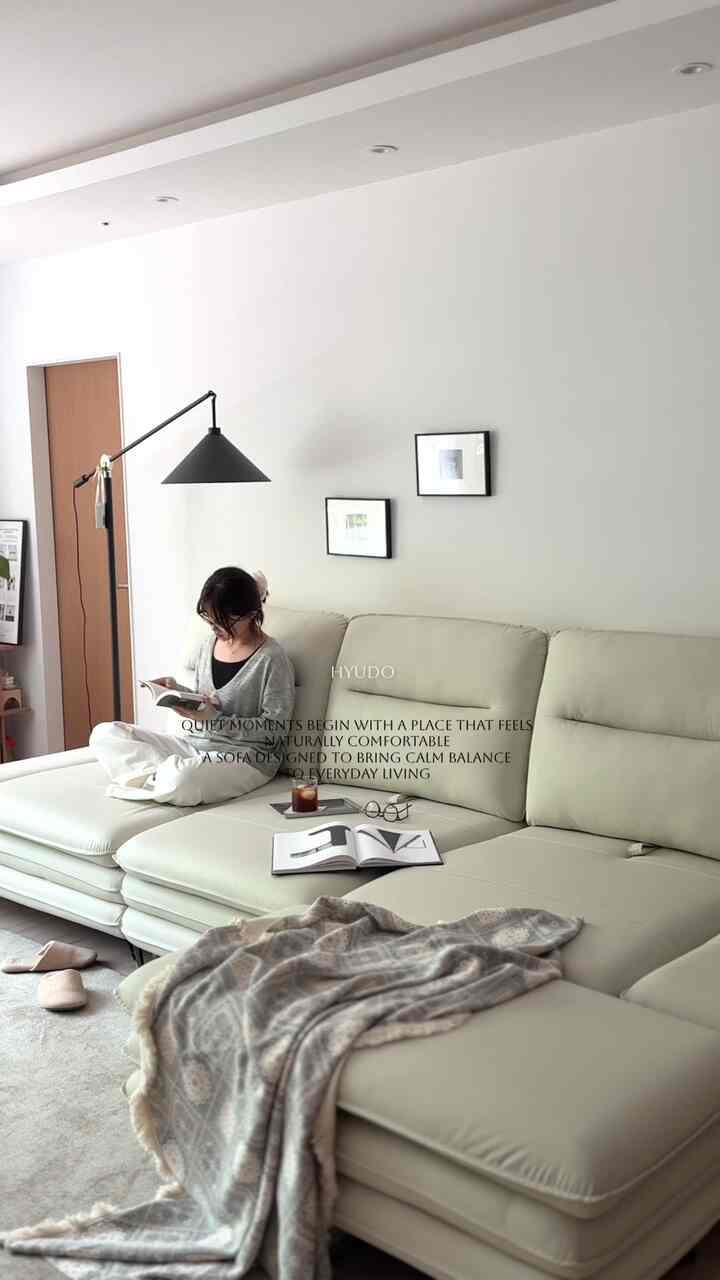 休みという言葉に似たソファ🤍

私の家 new sofa✨

3層を積み重ねた広々とした座席席と
首まで快適に支える背もたれのおかげで 
長く座っていても本当に快適でした。

特に気に入ったのはスイング機能！
座席の長さを調整できます。
横になりたい時、期待したいとき 
その瞬間に合わせて書き換えるのが楽しいですよ🥹

肘掛けも角度調整が可能なので
傾いて座ったり横になったりすると、より快適になることができる点✨

体を期待する瞬間、  #휴도소파  #현명한소비 #거실스타일링 #거실꾸미기 #소파인테리어 #오늘의집 #코지인테리어 #웜톤인테리어 