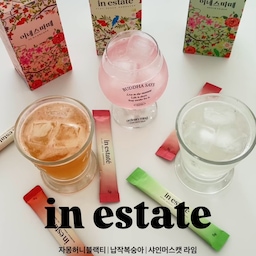 #오늘의우리집 #콘수프기록집 
이전에 너무 맛있게 마셨던
이네스따떼 “납작 복숭아 콤부차 🍑”
이번엔 새로운 맛까지 출시돼서
더 다양하게 즐겨봤어요 👋
‘자몽 허니 블랙티’, ‘샤인머스캣 라임’, 그리고 베스트였던 ‘납작 복숭아’까지 💗
이네스따떼 콤부차 3종 모두 기대 이상으로 맛있어서 놀랐어요!
과하지 않은 자연스러운 단맛에
상큼한 산미와 깔끔한 청량감까지 더해져서
요즘처럼 더워진 날씨에 정말 자꾸 생각나는 맛이에요 ☀️
특히 탄산수나 차가운 물에 얼음까지 넣어 마시면
카페 음료처럼 시원하고 청량하게 즐길 수 있어서
집에서도 간편하게 기분 전환하기 좋더라구요 😊
✔️ 부담스럽지 않은 깔끔한 맛
✔️ 인위적이지 않은 은은한 과일향
✔️ 입안까지 시원해지는 청량감
✔️ 물만 있으면 간편하게 완성되는 홈카페 느낌
세 가지 맛 모두 각각의 매력이 확실해서
그날 기분 따라 골라 마시는 재미도 있었어요 💗
개인적으로는 달콤함, 상큼함, 청량감 밸런스가 정말 잘 잡힌 콤부차라
콤부차 입문용으로도 추천하고 싶은 제품이에요 🍹
#이네스따떼콤부차 #이네스따떼  #라로쉐 #유리잔 #유리컵 #콤부차 #플레이팅 #시원한음료 #시원한여름