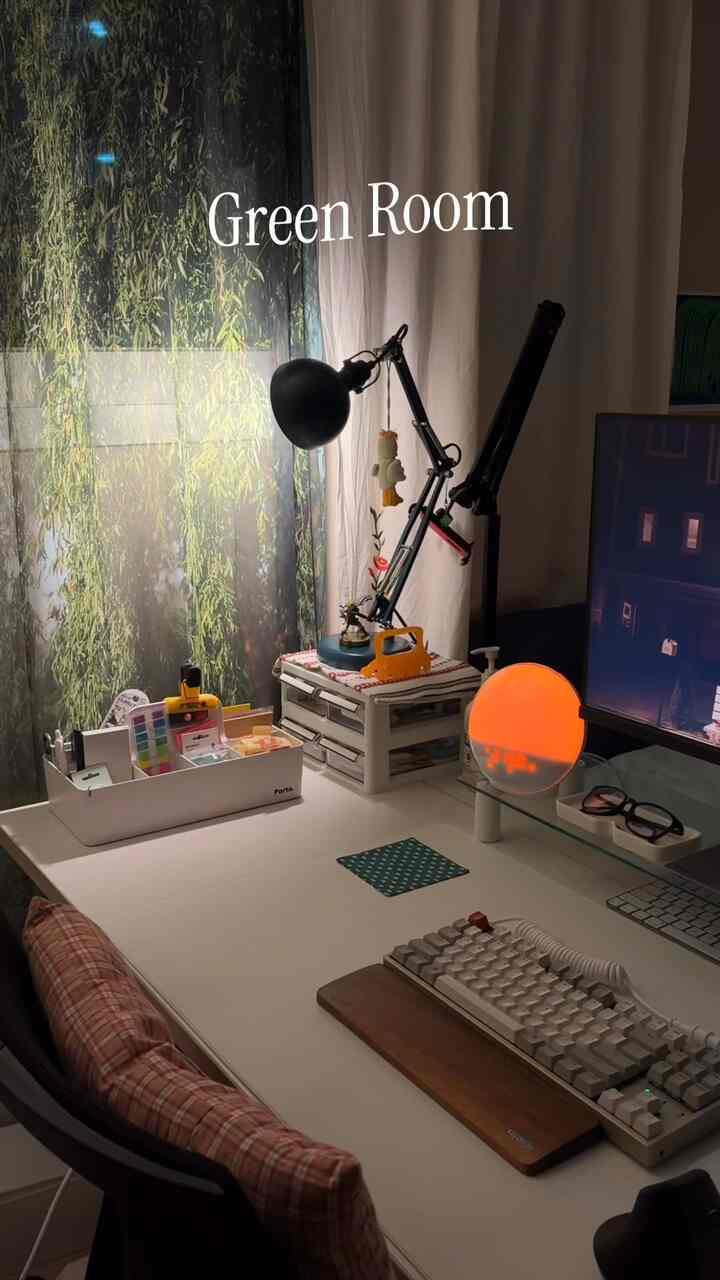 緑があちこちに隠れている小さな部屋のワークスペースですよ🌱
黄色の照明、お気に入りのキーボード、快適な椅子、風に揺れるカーテンと好きな音楽だけがあれば難しい作業も楽しいです！

約10年間の自炊生活を整理して本家に入ってからいつのまにか半年を超えましたが、
自由に飾れる空間が多かった跡と比べると本家部屋は小さくて可愛いけど…。冶金冶金を飾って見ています。

今後、自炊部屋と本家の部屋の写真を適切に混ぜて行ってみましょう 😁😁

＃コンスープ記録集＃ナダウンスペース＃ウェルコンミッション
＃小さな部屋＃小さな部屋の装飾＃小さな部屋のインテリア＃部屋の飾り＃本家＃nフラットインテリア＃デスクテリア