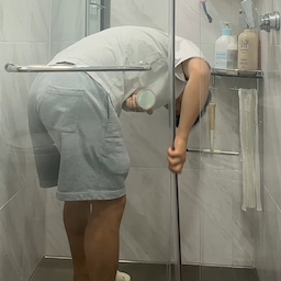✅ 도저히 해결 안되는 문제들 이렇게 해결할 수 있습니다.
1️⃣ 샤워부스 청소하다보면, 특히 여기 쫄대에 곰팡이가 많이 낍니다. 아무리 지워도 여기 안쪽은 도저히 지워지지 않습니다. 아무래도 자석 안쪽까지 곰팡이가 들어간 것 같습니다. 더불어 오래 사용하면 노랗게 변색되는 경우도 있죠. 이럴 땐 이 쫄대를 새로 교체하면 됩니다. 기존 쫄대는 슥 당기면 손쉽게 뺄 수 있습니다. 그리고 기존 쫄대에 길이에 맞춰 똑같이 자르고, 빼던 반대로 끼우면 됩니다. 그럼 이 쫄대 하나로 화장실이 깔끔해 보입니다.
2️⃣ 세탁기를 사용하다보면 거품이 이렇게 역류하는 경우가 있습니다. 이런거 끼워도 완벽히 밀봉되는 게 아니라서 소용 없더라구요. 그래서 배수구에 때가 많이 끼고, 냄새도 납니다. 이럴 때는 세탁 배수구 트랩을 사용해 보세요. 배수구멍에 맞춰 캡을 끼우면 됩니다. 세탁 배수구 호스에 맞춰 여기를 여기 구멍을 내고, 끼우면 됩니다. 구멍도 많아 건조기를 사용한다면 추가로 끼워 사용하면 됩니다. 그럼 이렇게 역류하는거 없이 깔끔하게 사용 가능합니다. 더불어 밑에는 자동 개폐 구조로 되어 있어 냄새, 벌레 차단까지 완벽합니다.
3️⃣ 웬만한 빨래건조대는 이불 하나도 제대로 건조하기 어렵습니다. 이 빨래건조대는 이불 뿐만 아니라 매트리스 커버를 이렇게 거꾸로 걸어 건조시킬 수 있고, 더불어 매쉬건조망도 있어, 양말을 올려 건조시키기도 편리합니다. 건조살도 33개로 많은 양을 건조시킬 수 있습니다. 아래 바퀴가 있어 사용 후에는 접어 이동 보간하기도 편리합니다.
#살림로그 #생활꿀팁 #살림노하우 #화장실청소 #세탁실정리 #샤워부스청소 #샤워부스쫄대 #프로파일교체 #화장실곰팡이 #배수구트랩 #세탁기역류 #거품역류 #세탁기배수구 #건조기호스 #냄새차단 #벌레차단 #빨래건조대 #이불건조대 #대용량건조대 #매트리스커버건조 #메쉬건조망 #미니멀라이프 #신박한정리 #자취꿀팁 #신혼살림 #다둥이네살림 #1분살림 #내돈내산 #가성비템 #집꾸미기 