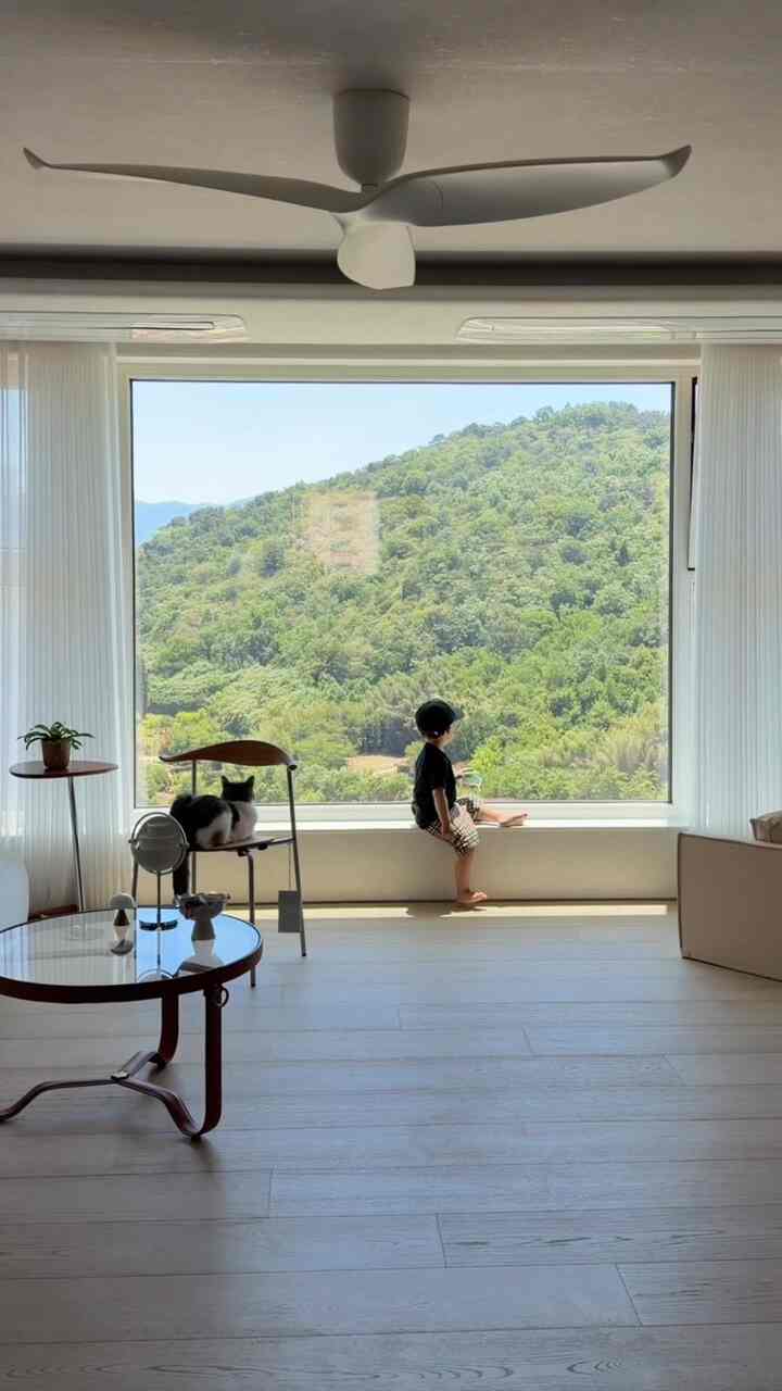 子供を育ててみると、おもちゃと本に積まれているが 
今回のインテリアをしてアイノールルームを作って 
居間だけは私の心を楽にしてくれるところに✨


視覚的な騒音が消えたので、余裕があります。 
来るお客さんごとにぴったりのスタイルが感じられると言われるㅎㅎ

＃コンスープ録画集＃アイリッシュルーム 