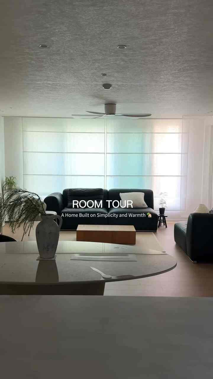 30ピエロ新婚旅行ルームツアー🏡🛋️🪑🔑

一生懸命好みを変えて完成した我が家。
ミニマリストなインテリアが好きで落ち着いたトーンと端正な家具で空間を埋め、流行に追いつくよりも時間が流れても快適に滞在できる家を追求します🤍

▫️製品情報 
ソファ @jacksonchameleon 
リビングルームテーブル@jacksonchameleon 
ロマンシェード @truegallery_official 
シリングファン @rosler_official 
リビングルーム@jdhomedressing_official 
ダイニングテーブル @jacksonchameleon 
ソジェテーブル 
ベッドフレーム@bosker_official 
アルファルーム収容所 @jdhomedressing_official 
全身ミラー@rareraw_official 

#ルームツアー #roomtour 