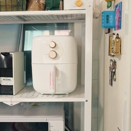 1. 싱크대시트지
오래된 싱크대 벽면에 붙이기만 하면 기름때나 오염이 묻어도 물티슈로 슥 닦여서 관리가 정말 편해요. 칼로 쉽게 잘려 간편하게 주방 분위기를 화사하게 바꿀 수 있어서 굿!!
​2. 에어프라이기 
작은 주방 공간을 차지하지 않으면서도, 남은 배달 음식을 갓 시킨 것처럼 바삭하게 되살려줘요. 혼자 먹을 양을 빠르고 간편하게 조리할 수 있어 1인가구 삶의 질을 높여주는 필수템☆
​3. 면기
깊이감과 용량이 넉넉해서 라면, 국수, 비빔밥 등 일품요리를 깔끔하고 먹음직스럽게 담아내기 좋습니다. 투박하지 않고 세련된 디자인 덕분에 평범한 집밥도 특별해 보여요.히히
​4. 비비드젓가락
톡톡 튀는 화사한 컬러감 덕분에 밋밋했던 식탁 위가 한층 생기 있고 트렌디해집니다. 그립감이 좋고 가벼워서 매일 손이 가며, 손님용으로 내놓아도 센스 있다는 소리를 들어요.
​5. 뚝배기
음식의 온도가 오랫동안 따뜻하게 유지되어 찌개나 계란찜을 마지막 한 입까지 가장 맛있게 즐길 수 있어요. 보글보글 끓는 채로 식탁에 바로 올릴 수 있어서 좋아요! 구리고 언제나 양조절실패해서 많이하고 남겨서 곤란했는데 한끼식사양으로 딱인 사이즈라 만조크!!!
6. 유리컵
실버와 유리조합이 넘 이쁘죠. 파리감성 낭낭해⋆｡˚✧˖° ♪⋆⁺₊⋆
투명하고 깔끔해서 어떤 음료를 담아도 카페에 온 듯한 감성적인 분위기를 연출해 줘요. 디자인이 예뻐 주방 선반에 올려두기만 해도 인테리어 소품 역할을 톡톡히 합니다｡ﾟ☆: .☽ . :☆ﾟ
#싱크대시트지 #주방시트지 #셀프인테리어 #살림꿀팁 #유리컵 #홈카페 #감성주방 #예쁜컵 #주방용품 #면기 #도자기면기 #플레이팅 #집밥스타그램 #주방식기 #비비드젓가락 #예쁜수저 #식탁꾸미기 #온더테이블 #주방소품 #뚝배기 #미니에어프라이어 #소형가전 #1인가구 #자취템 #자취방주방 #주방꿀템추천 #주방 #주방용품 #주방꾸미기 #ftc25기 
