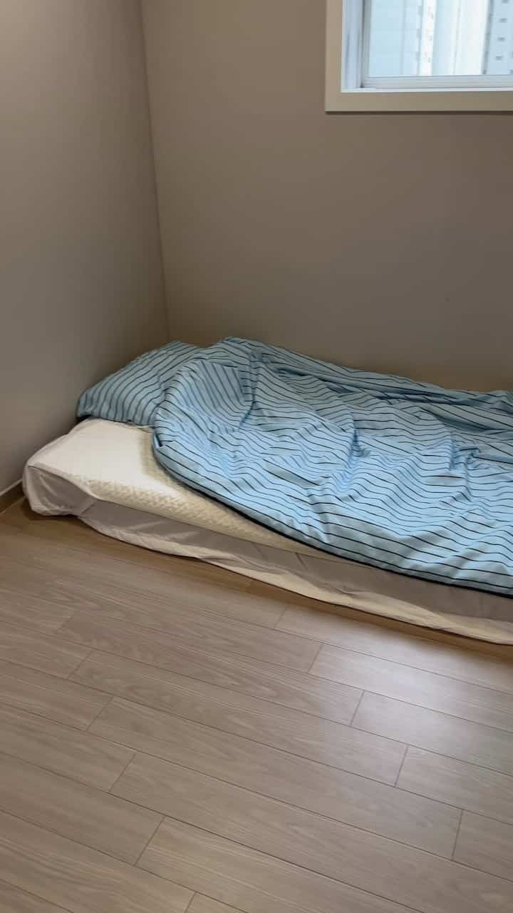 

冬服で厚い布団です。 
二つのスペースがまったくなく、いつも倒すのが難しい、、、荷物だった。

今回はベッドフレームを 
ルーム＆ホームリフトアップ収納ベッドに変わりました。 
思ったより収納スペースが多いのでとても満足です♡̴ 

季節の布団やよく使わない荷物 
すっきりと整理できるので部屋がはるかに広く見えましたよ！

リフトアップ方式なので大変ではありません 
やさしく開閉して使いやすく、 
床までつながる仕組みなので、ほこりがたまる心配も少ないです。

ホテル感性のファブリックヘッドボードとすっきりとしたデザインのおかげで
インテリアもさらに高級感のある印象✨

収納場一つを別に置く必要はない 
空間活用度まで手に入れることができるから 
寝室の整理とインテリアを同時に悩む方へ  #룸메이트13호 #룸앤홈후기 #더라운드수납침대 #침대프레임 #수납침대 #러그추천 #아이엔지홈가구 #아이방꾸미기 #방꾸미기  #냉감이불 #바자르이불 #블라인드추천 #오늘의우리집 