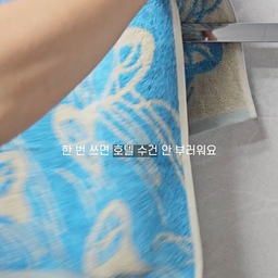 #콘수프기록집 #살림살이
광고 | 욕실에 걸어두기만해도 포인트 되는 수건!
색감이 넘 예쁜 들락 DLAC 수건☘️
들락만의 유니크한 색감과 패턴 디자인이 매력적이고
국립아시아문화전당 ACC 문화상품이라 더욱 특별하게 느껴졌어요✨
도톰한 두께감 덕분에 물기를 빠르게 흡수해줘서 사용감이 정말 좋고
샤워 후 머리카락이나 몸의 물기를 닦을 때도 여러 번 문지를 필요 없이 뽀송하게 마무리되더라구요🤍
📍현재 3+1 행사 진행 중!
집들이 선물이나 신혼집 선물로도 추천
들락 수건으로 우리집 욕실 분위기 바꿔봐요
#들락 #ACC들락 #수건 #집꾸미기 #인테리어 #소품 #집들이선물 #수건추천 #들락수건 #호텔수건 #욕실  #욕실인테리어 #집들이선물 #신혼집선물 #ACC #욕실소품 #생활템 #살림템 #수건선물 #리빙 #오늘의가든 #맞팔 