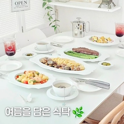 🌿여름을 담은 식탁 #콘수프기록집 
좋아하는 메뉴들을 하나씩 모아
여름을 담은 식탁을 차려봤어요.
.
오리엔탈 소스를 곁들인 베수비오 냉파스타,
조개 향 가득한 봉골레 오플론티니,
초당옥수수와 오이, 적양파를 넣은 떠먹는 샐러드,
한우 채끝 스테이크와 아스파라거스 구이까지🤍
.
특별한 꽃모양 인퓨저에 우려낸 
은은한 블루베리 요거트 티와
새콤달콤한 석류에이드까지 곁들이니
집에서도 작은 레스토랑이 완성되었습니다.
.
계절을 맛있게 즐기는 방법,
저는 역시 집에서의 한 끼인 것 같아요.
오늘도 반가워요. 좋은 하루 되세요✨️
.
#달콤다린 #홈레스토랑 #여름메뉴 #냉파스타 #여름요리 #홈스토랑 #오홈스토랑 #여름준비 #여름맞이 #여름인테리어 #레이헨바흐 #라이헨바흐 #오덴세 #알레시 #유리컵 #홈카페그릇 #오벌접시 #데이비드멜러 #오벌그릇 #여름나기 #홈카페존꾸미기