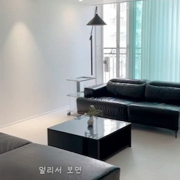 #콘수프기록집 #현명한소비
블랙 가구 많으신 분들은 공감하시죠,,?
조금만 방심해도 눈에 너무 잘 띄는 먼지들 🤦🏻‍♀️🖤
요즘 ‘에리아 퍼펙트 먼지떨이’ 덕분에 이 고민 완전 해결했어요!
헤드에 툭- 끼워서 슥- 쓸어주기만 하면 먼지가 싹 흡착되는데,,
진짜 안 본 눈 사고 싶을 정도 
날림 없이 깔끔하게 잡아주니까 확실히 청소 시간도 확 줄어들었어요
#에리아 #aerea #퍼펙트먼지떨이 #청소꿀팁 #먼지떨이 #청소템 #살림살이 #신혼부부
#휴도소파 #블랙인테리어 #청소팁 #미니멀인테리어 #모던인테리어 #미니멀
#모던 #맞팔 #팔로우환영 #소통해요
