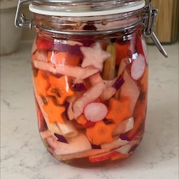 #현명한소비 #칼추천 #콘수프기록집
🏷️#제품제공 스트레스 해소법 = 피클 만들기🫜🥕
⭐피클 레시피⭐️
1)피클물) 물2 : 식초1 : 설탕1 비율로 넣고 끓이다가 
피클링 스파이스 1T 넣고 2-3분 더 끓이고 불 끄기
2)손질한 야채를 열탕 소독한 유리병에 담고 뜨끈한 피클물을 부어주세요.
2-3)3일 뒤 먹으면 아삭한 피클 완성입니다🥒✨
칼질하다 보면 잡생각 사라지는 거 저뿐인가요?
아무 생각 없이 야채 손질하고 나면
묘하게 복잡한 생각이 정리되는 기분이더라고요👀
리옹사바티에 에도니스트 유틸리티 나이프로
작고 미끄러운 채소들도 안정감 있게 썰리니 신나서 온갖 야채 다 썰어서 피클 담갔어요🥕🫜🥬
세계적인 요리학교 르 꼬르동 블루의 
공식 나이프답게 절삭력이 시원해서 
재료 손질하는 재미가 있었고,
곡선형 손잡이 덕분에
한참을 썰어도 손목이 한결 편안했던 날.
덕분에 채소 친구들 무사히 피클 데뷔 완료입니다🥒✨
#리옹사바티에 #에도니스트 #주방칼 #주방칼추천
#주방템 #주방꿀템 #주방용품 #요리도구 #요리레시피 #피클만들기 #요리스타그램 #요리는장비빨 #나이프 #장비빨 