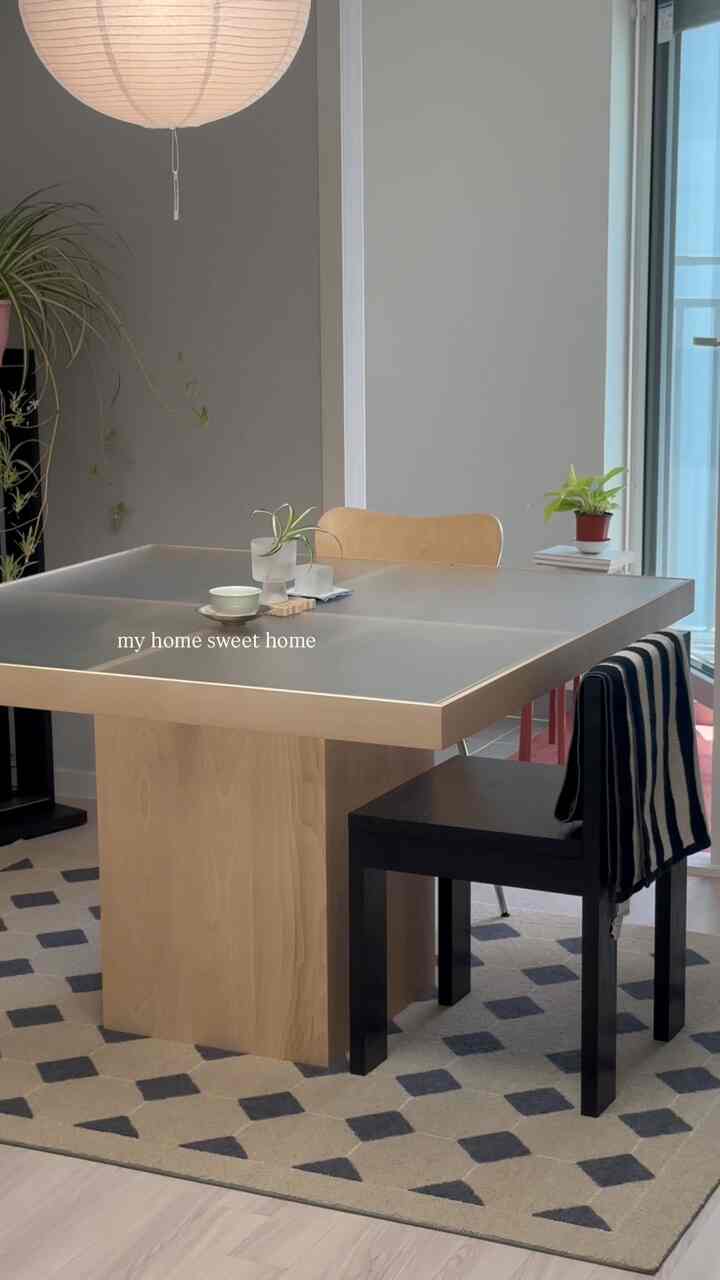 1家具の跡

大きな家具と照明が大好きです--！
カフェに行くのは面倒でホームカフェを作る🫧  #원목 #거실인테리어 #테이블 #테이블웨어 #식탁 #식집사 #러그 #러그인테리어 