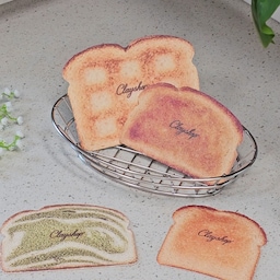 #오브제언박싱 
제품제공 | 주방 살림 고수들은 이거 쓴대요 🍞
아직도 물티슈 키친타월 여러장씩 쓰고 계신가요?
요즘 제가 주방에서 잘 쓰고 있는 행주 소개할게요🤎
✔️클레이샵 스퀴지 브레드
처음에는 귀여운 식빵 모양에 반했는데 실제 사용해보니
흡수력이 진짜 어마어마한거있죠
99% 목재 유래 소재의 다공성 구조라 일반 행주보다
물 흡수력이 뛰어나서 싱크대 물기제거는 물론 식탁 청소
오염된 곳 청소가 훨씬 편해졌어요
주방 욕실 거실 등등 완전 만능 올인원행주 클레이샵 스퀴지브레드
유해 화학 성분 걱정 없는 천연 소재라 안심이고
내구성이 좋아서 깨끗하게 오래 사용하기 좋았어요!
수만개의 공기 덕분에 통기성이 좋아 세균번식이나 이염 냄새 걱정 없는데 번거롭게 행주 안빨아도되고 식기세척시나 전자레인지에 돌려주면 세척 및 살균 끝!
4가지 모양의 식빵이 손에 딱 들어오는 사이즈부터 큼직한 사이즈까지 있어서 실용성까지 갖춘 친환경행주
귀여운데 성능은 최고랍니다🍞🤎
#클레이샵 #clayshop #행주 #주방용품 #행주추천 #빨아쓰는행주 #스퀴지 #스퀴지브레드 #친환경행주
#살림살이 #살림템 #청소정착템 #청소템 #살림템추천
#살림꿀템 #클레이샵행주 #오늘의가든 #맞팔 
