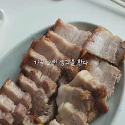즐거운 돼지런한 라이프 🐽
요즘 저.. 나비엔 매직 멀티 광파 오븐 덕분에 참 돼지런해요.
저는 새로운 음식을 잘 시도하지 않는 편인데 
이 제품 덕에 요즘 다양하게 이것저것 시도해 보고 있어요. 
오븐, 에어프라이, 그릴, 토스트 등 10가지 기능을 사용할 수 있고
온도, 시간이 세팅되어 있는 자동요리도 무려 80가지가 있다구요 🤧
저는 특히 샌드위치를 거의 매일 해 먹는데 토스트 기능이 있어서
매일 같이 사용하고 있어요! 
냉동해 놓은 빵도 노릇노릇 파삭파삭한 빵으로 만들어 준답니다🤎
더운 여름 불 앞에서 요리하지 않아도 되고
쾌적한 요리 환경을 만들어주니 너무 좋아요!🙂
#나비엔에어크루 #나비엔매직 #광파오븐  #우리집추구미 #랜선집들이 #애정하는오브제 #선반스타일링 #웜톤인테리어 #거실인테리어 #아이가있는집 #레어로우 #프리츠한센 #다이닝테이블 #볼리아소파 #브라운아뜰리에 #빈티지턴테이블 #우리집포토존 #아이가있는집 #컬러인테리어 #컬러풀홈 #빈티지가구 #빈티지인테리어 #빈티지 #빈티지소품