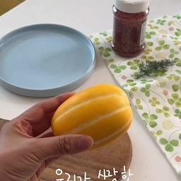 더워도 여름이 좋은 이유는 맛있는 제철과일이 많다는거˙✧˖° 🫧
입맛도 없고 울렁거리는 요즘 과일로 배채우는 저에요
상콤달달한 맛에 참외샐러드는 그냥 넘어갑니다 Love it
그릭요거트에도 먹고 있어서 참외 사놓으면 그냥 사라지는 매직🪄◝✩
💌 접시 @make.a.pottery_official
#콘수프기록집 #여름레시피 #참외샐러드 #참외요리 #홈카페 #홈카페일상 #홈카페인테리어 #주방소품 #주방용품 #예쁜접시 #키친크로스추천 