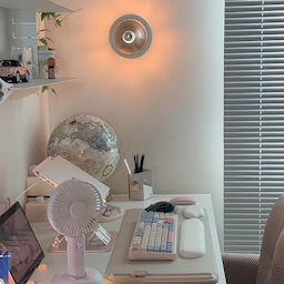 단순한 휴대용 선풍기가 아니라 
전용 거치 겸 충전대에 예쁘게 얹어둘 수 있어서, 
책상 위에 올려두고 데스크테리어 소품처럼 활용하기 좋은 더위사냥템~
에어컨을 켜기에는 아직 이르고 
큰 선풍기는 공간을 많이 차지해서 
거추장스럽게 느껴질 때가 많았는데, 
이 제품 덕분에 데스크 환경이 한결 쾌적~
거치대에 은은한 조명 기능이 있어 
인테리어 무드를 살려주고, 
집게 형식으로도 사용할 수 있어 
공간 제약 없이 어디든 편하게 고정할 수 있어요.
바람 세기를 1단계부터 100단계까지 세밀하게 조절,
오토 모드까지 지원해서 상황에 맞춰 쓰기 편리해요.
작은 크기에 알찬 기능이 가득해서 마음에 쏙 드는 제품이랍니다.
#단미 #미니선풍기 #휴대용선풍기 #탁상용선풍기 #데스크테리어 #책상꾸미기 #방꾸미기 #홈스타일링 #집꾸미기 #소형가전 #여름필수템 #인테리어소품 #더위사냥템
#콘수프기록집 #예쁜템최고야 