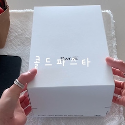 #콘수프기록집 #오늘의우리집
제품제공으로 받은 브라운워크룸의 소시지!
샐러드로 만들어 먹으면 더 맛있다고해서 저는 콜드파스타 만들어서 올려먹었어요🤍
제주산 돼지고기와 국내산 채소로만 만들어져 믿고 먹을 수 있어 더 맛있었던 것 같은..🫶🏻
#소시지 #파스타 #콜드파스타 #냉파스타 #에피큐리언도마 #도마 #블랙도마 #글로벌나이프 #무인양품법랑 #무인양품 #주방용품 #무지 #스메그인덕션 #파스타냄비 #사각팬 #실리콘젓가락 