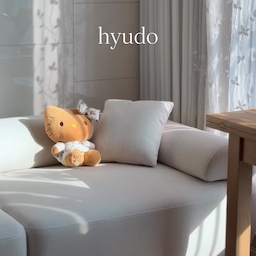 #콘수프기록집 #현명한소비템 
거실 분위기에 있어서 소파야말로 가장 중요한 아이템!
동글동글한 쉐잎과 부드러운 촉감으로 
거실 공간에 포근한 느낌을 가득채워줍니다 🤍
올해의 현명한 소비템 ✨
#소파추천 #아이가자라는집 #휴도 #휴도소파 