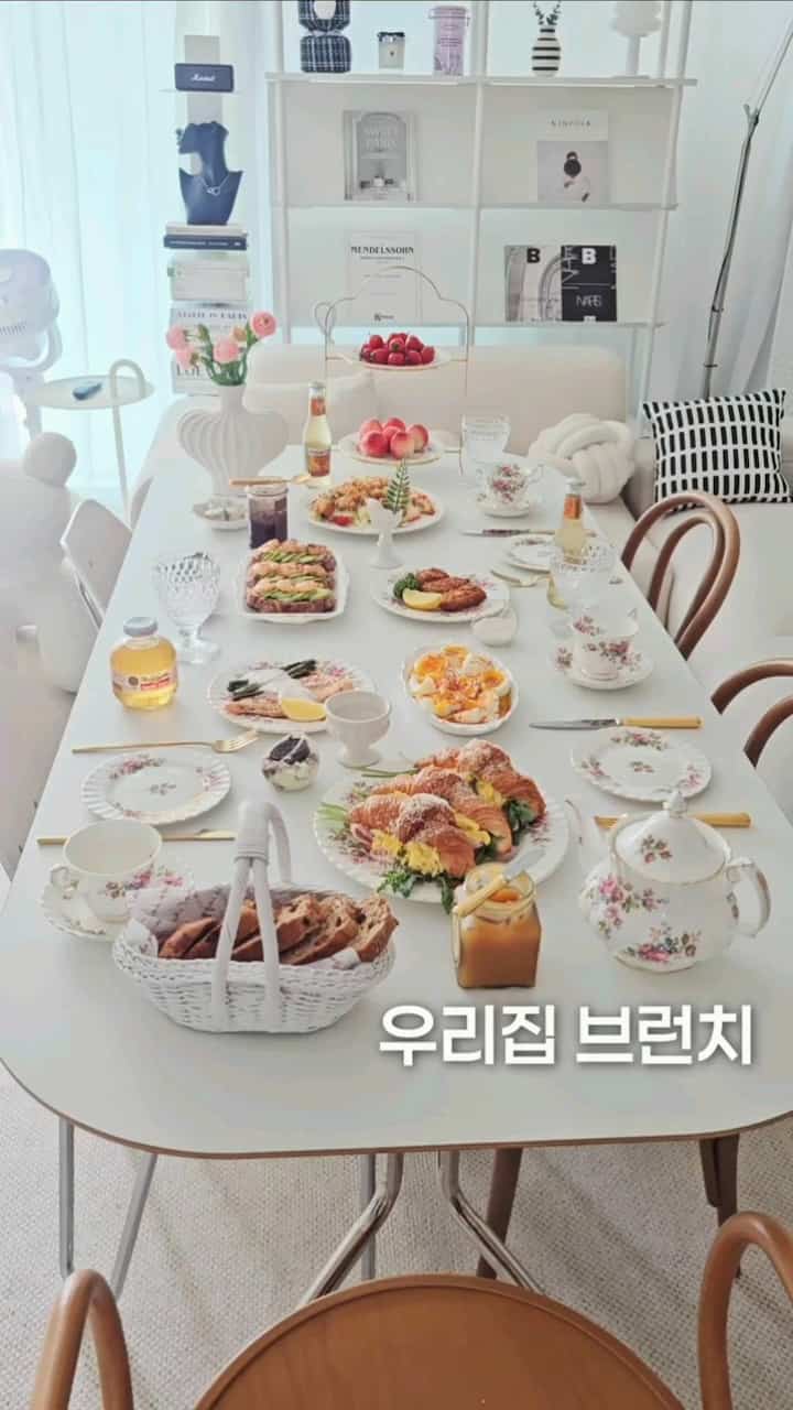 🫖私たちの家のブランチ＃コンスープ記録集
会えばいい友達、ヒーリングズとブランチ🤍
。
向かい合って一緒に食べて、笑って、
思う存分話を分けることができて
本当に幸せな一日でした。
。
大切な器も、 
丁寧に食べた食べ物もいいですが
きれいな空間は結局...
好きな人と一緒にいるとき
一番輝いていると思います。
。
今日も我が家に
暖かい思い出をもっと盛り込んだ🕊
。
＃甘いダリン＃賢明な消費＃ホームカフェ＃オーホームストア＃ホームストア＃プレーティング＃ダイニングルーム＃ダイニングルームインテリア