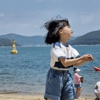아이들이랑 통영 수륙해수욕장에 다녀왔어요🏖️

물이 어찌나 투명하고 맑은지 발만 담그고 있어도 힐링 그 자체. 거기다 모래가 정말 곱고 부드러워서 아이들이 하루 종일 맨발로 모래성 쌓고 물놀이하기에 위험하지 않고 딱 좋더라고요😉

무엇보다 유명한 해수욕장들처럼 사람들로 북적이지 않고 한적해서 아이들이 안전하게 뛰어노는 모습을 여유롭게 지켜볼 수 있었던 게 가장 큰 행복이었답니다. 저 멀리 등대랑 윈드서핑하는 풍경을 멍하니 바라보는 '바다멍' 타임도 최고였어요💙

올여름 아이들에게 복잡한 인파 대신 맑은 바다와 여유로운 모래사장을 선물하고 싶다면 통영 수륙해수욕장 꼭 메모해 두세요📝

​#통영여행 #통영수륙해수욕장 #수륙해수욕장 #통영가볼만한곳 #아이와함께가볼만한곳 #아이와바다 #국내여행지추천 #여름휴가추천 #한적한해수욕장 #모래놀이 #통영핫플 #가족여행 #육아소통 #여행릴스 #힐링여행 #바다멍 #남해여행 #남해