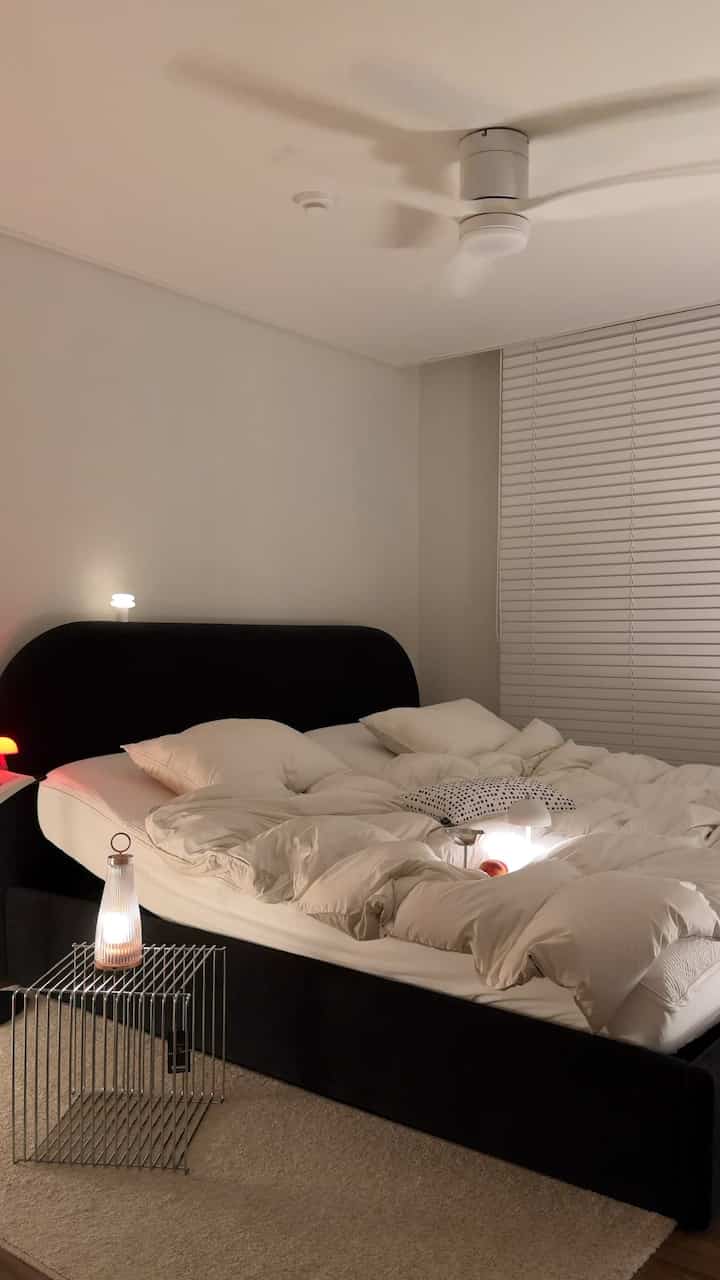 #콘수프기록집  #수입러그  #침실인테리어 #모션베드  #침대추천 #침실 #신혼집인테리어 #집꾸미기 #bedroom #침실꾸미기 #맞춤제작침대 #조명인테리어 #아파트인테리어 
