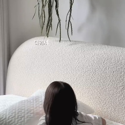 #콘수프기록집 #인테리어노하우
진짜 요즘 밤에도 너무 덥지 않아요?🥹
에어컨을 틀어도 침대에 누우면 괜히 뒤척이게 되더라고요.
이번에 침실을 쿨매트랑 쿨 베개커버 세트로 바꿔봤는데,
누웠을 때 닿는 순간 느껴지는 시원한 촉감이 정말 만족스러웠던 노르딕슬립.
자체 개발 냉감 원단이라 여름철에도 쾌적하게 사용할 수 있고,
KC 안전 인증과 유해물질 안전 확인까지 완료된 제품이라서
안심하고 사용할 수 있었어요♥
생활 방수 원단이라 관리도 편한거 있죠?
4면 밴딩으로 침대에 단단하게 고정되니까 뒤척여도 밀림이 적어요.
베개커버까지 함께 사용하니 머리부터 몸까지 시원한 느낌 ◡̈
우리 아이들 엄마방 와서 잔다고 난리에요♥
#노르딕슬립 #NORDICSLEEP #COMFORTATHOME
#쿨매트 #냉감매트 #여름매트 #냉감침구 #여름침구
#쿨베개커버 #침대패드 #침실인테리어 #침실꾸미기
#여름필수템 #숙면템 #숙면 #집꾸미기 #신혼집 #홈스타일링 #안방 #침실 #맞팔