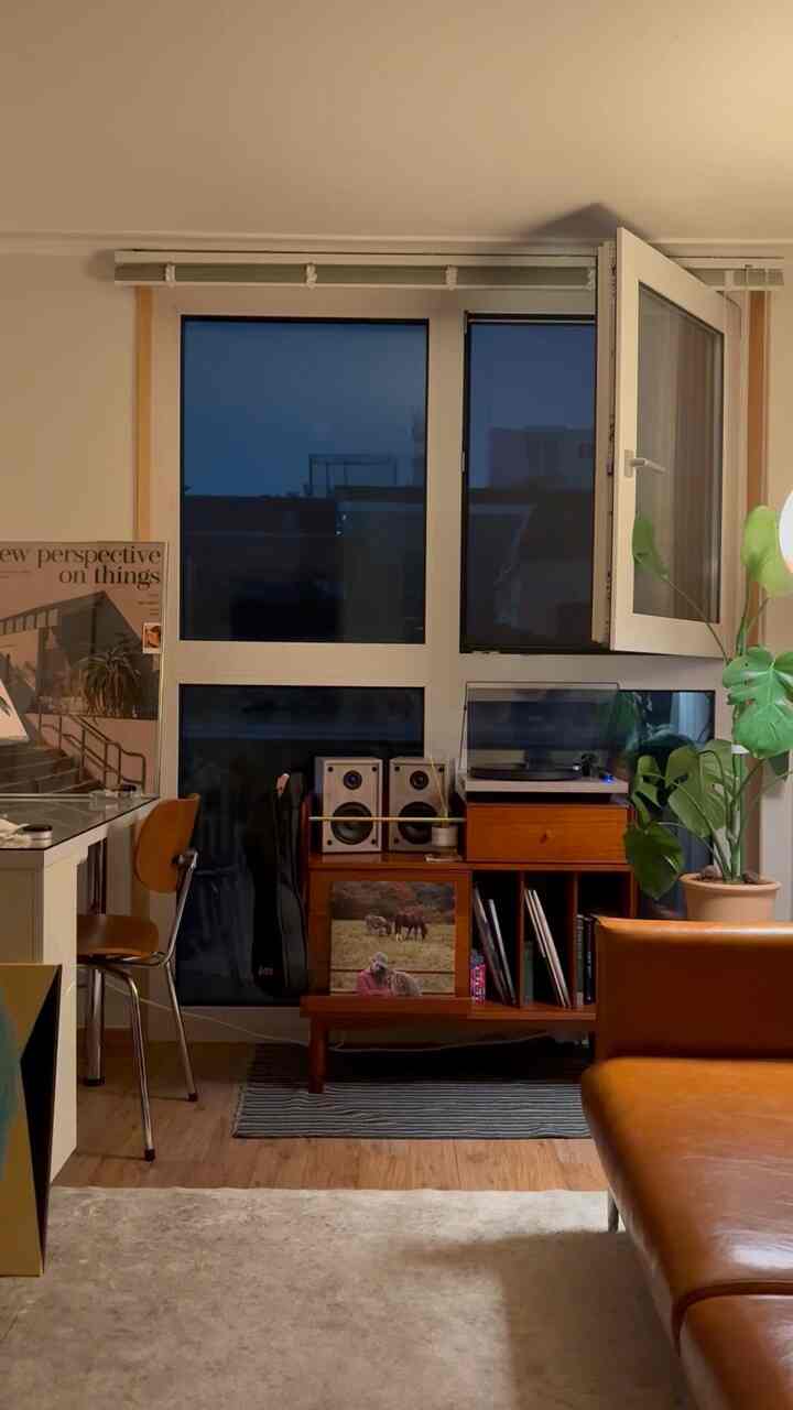 [タイトル：好みを作る空間、ランサンルームツアー🏡]

ウッドトーンの暖かさと革のソファの居心地の良い滞在が私の最初の部屋です。

空間はアダムですが、好きな音楽を大きく分けておくことができるターンテーブルゾーンとインスピレーションを与えるデスク空間を分離して充実に飾ってみました。緑 緑の植物がくれる生け茂！  #우드인테리어 #방소개 #자취방소개 #인테리어그램 #집꾸미기 #오브제 #감성숙소느낌 