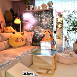 미니 집들이🏡 올리라는뎃...
집구석이 더럽...ㅠㅠ
겨우겨우 거실쪽이라도
치우고 부랴부랴 올려봅니다만...
남들 집 구경하는데... 
와...와우....
다들 집이 호텔 뺨치구욜ㅠㅠ
개부럽ㅠㅠ
우리 집은... 평범한 K아파트 맞는뎈ㅋㅋㅋ
귀여운 거 하나만 사야지를 수백 번 ?
반복한 결과
🐻 인형이 집주인이고요
🌴 식물은 그래도 공기 담당해주는중이고
🎄 트리는 아직도 퇴사 거부 중ㅋㅋㅋ입니다요
미니멀은 못 해도 
맥시멀 행복지수는 만렙ㅋㅋㅋ
복잡쪼잡하지만 
저만 행복하면 된거쥬?그쵸?
저처럼 귀여운 거 보면 일단 장바구니인 분 
분명 계시죠?🙋🏻‍♀️
제발 제발 많기를...ㅋㅋㅋㅋㅋㅋㅋ
#FTC26기 #맥시멀라이프 #맥시멀인테리어 
#귀여운인테리어 #거실인테리어 
#핑크트리 #맥시멀리스트 #오늘의집
#집꾸미기 #집순이 #처갓집치킨 #슈프림치킨
#춘식이 #춘장이 #춘식템 #집들이 #미니집들이
#소품인테리어 #오늘의집FTC26기 #소통
#맞팔 #맞팔환영 