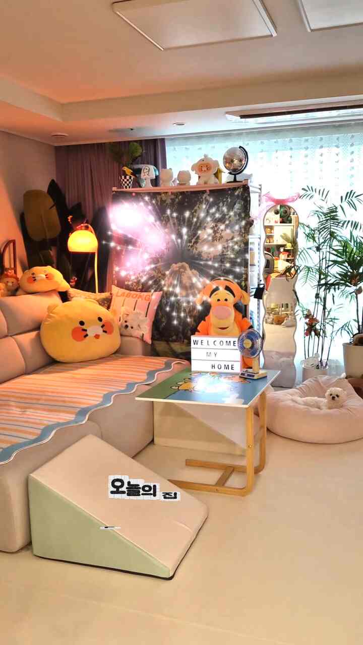 ミニハウスが🏡アップロードするデッ...

家の隅が汚れています...ㅠ
やっとリビングの方でも
片付けてください。

他の家を見ています... 
うわー…うわー…。
みんなの家がホテルのほっぺぐよ
開いています。

私の家は…普通のKアパートに収まります。
かわいいものだけが買い物を何百回？
繰り返した結果

🐻人形は家主です。
🌴植物はそれでも空気を担当しています。
🎄ツリーはまだ退社を拒否しています。

ミニマリストはできません 
マキシマル幸せ指数は満たされています。
複雑です。 
私だけ幸せになったのですか？

私のようにかわいいものを見たら、ショッピングカートの方 
きっといらっしゃいますか？🙋🏻‍♀️
たくさんお願いします…

＃FTC26＃マキシマライフ＃マキシマルインテリア 
#かわいいインテリア #リビングインテリア 
＃ピンクツリー＃マキシマリスト＃今日の家
＃家を飾る＃家畜
＃春食＃春張＃春食＃家＃ミニハウス
＃小物インテリア＃今日の家FTC26機＃コミュニケーション
＃メッパル＃メッパーウェルカム 
