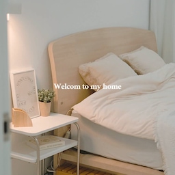 Welcome to our home 🤍
아기의 성장에 맞춰 집도 조금씩 변하고 있어요.
아기가 없을 때는 부부 둘만을 위한 공간으로 꾸몄다면, 
지금은 아이를 위한 공간들이 하나둘 늘어났어요.
그렇다고 엄마가 좋아하는 분위기까지 포기하고 싶지는 않았어요.
그래서 아이가 편하게 뛰어놀 수 있으면서도, 제가 좋아하는 밝고 따뜻한 무드는 그대로 담으려고 했답니다.
언젠가 커서 어린 시절을 떠올릴 때,
"우리 집은 참 밝고 따뜻했구나." 하는 기억이 남았으면 좋겠어요.
미니 집들이로 요즘 유오니네 집의 작은 순간들을 담아봤습니다 🤍🫧
#ftc26기 #ftc기록 #미니집들이 #웰컴미션 #집들이
#거실인테리어 #침실인테리어 #주방인테리어 #25평
#콘수프기록 #아기있는집 #홈투어 #25평구축아파트