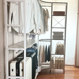 늘 옷수납 때문에 고민이었는데요,
모던하임와이드행거 설치하고 수납고민 해결했어요^^
코너형 행거 선반까지 다양한 구성이라서 용도별로 수납정리 할 수 있구요
모듈형 연결이라 버려지는 공간없이 딱 맞게 설치해서
사용 할 수 있으니 정말 좋았네요^^ ( 공간활용에 최고!)
저처럼 좁은공간에도 설치 가능하구요,
구조변경, 분리해서 이사갈때에도 가져갈 수 있어서 맘에 쏙~
설치방법도 쉬운편이랍니다~
후기 출처 : @mini0230 
제품 정보 : 모던하임 와이드 2200 코너행거_화이트_화이트프레임
#모던하임행거 #와이드행거 #코너행거 #시스템행거 #드레스룸 #드레스룸인테리어 #행거추천 #행거인테리어 #옷정리 #옷수납 #수납정리 #수납아이템 #수납인테리어 #공간활용 #좁은방인테리어 #원룸인테리어 #신혼집인테리어 #방꾸미기 #홈인테리어 #집꾸미기 #화이트인테리어 #미니멀인테리어 #모듈가구 #조립가구 #이사준비 #드레스룸꾸미기 #오늘의집 #집스타그램 #상도가구 #행거조립

