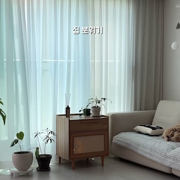 우드 감성이 따뜻하면서도 세련된 무드를 완성해 주고,
라탄의 반복되는 패턴이 공간에 자연스러운 포인트가 되어줍니다.
예쁜 것만이 아니라 실용성도 만족!
서랍과 넉넉한 수납장으로 생활용품을 용도에 맞게 깔끔하게 정리할 수 있어 거실, 침실 어디에 두어도 활용도가 높았어요.
‘정리’와 ‘분위기’를 모두 잡고 싶다면
이런 감성 수납장은 정말 만족도가 높은 선택인 것 같아요. 🤍
✨직접 조립하는 DIY 제품입니다.
.
.
#마켓비 #marketb #마켓비협찬 #마켓비이벤트
#콘수프기록집 #예쁜템최고야 