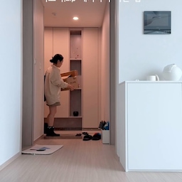 🏡 박고박.zip 미니 홈투어
우리 세가족의 취향이 차곡차곡 담겨져가고 있는 집을 소개합니다 :) 
포인트컬러와 집 꾸미기에 푹 빠진 고씨 엄마,
깔끔한 공간을 좋아하는 박씨 남편, 
존재만으로도 집을 채워주는 아이🩵
————————————
세 가족이 알콩달콩 살고있는 작은 집을
영상으로 담아봤어요 :) 
#웰컴미션 #라이트그룹 #오늘의집 #콘수프기록
#미니집들이 #미니홈투어 #거실 #침실 #우리집 #아파트
#신축아파트 #입주아파트 #아파트인테리어 
#아파트리모델링 #육아맘 #아들맘 #이이와사는집 
#아이가사는집 #세가족 #미니멀인테리어 #컬러인테리어
#선팔 #맞팔 #환영 #소통 