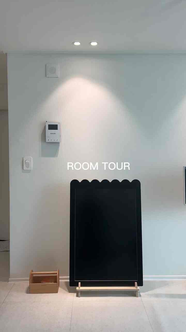 大きめのお部屋にクローゼットを入れましたが、苦しくしないようにクローゼットでいっぱいにしないで、小さな引き出しを一緒に置きました！ 
引き出しの上に化粧品や鏡、エアラップを置いて化粧台の役割もできるようにしました✨

キッチンはホワイトで無難ですが、きれいに保つために上下部長色を統一しました！皿洗いすればトロリーに移してスペースをさらに確保し、なるべく裏面に物を置かないように努力しています🐰

他の空間もきれいに満たしてご紹介しますよ🖤🩶🤍 

#ftc26 #미니집들이 #룸투어 #24평인테리어 #구축인테리어 #투베이인테리어 #이케아옷장