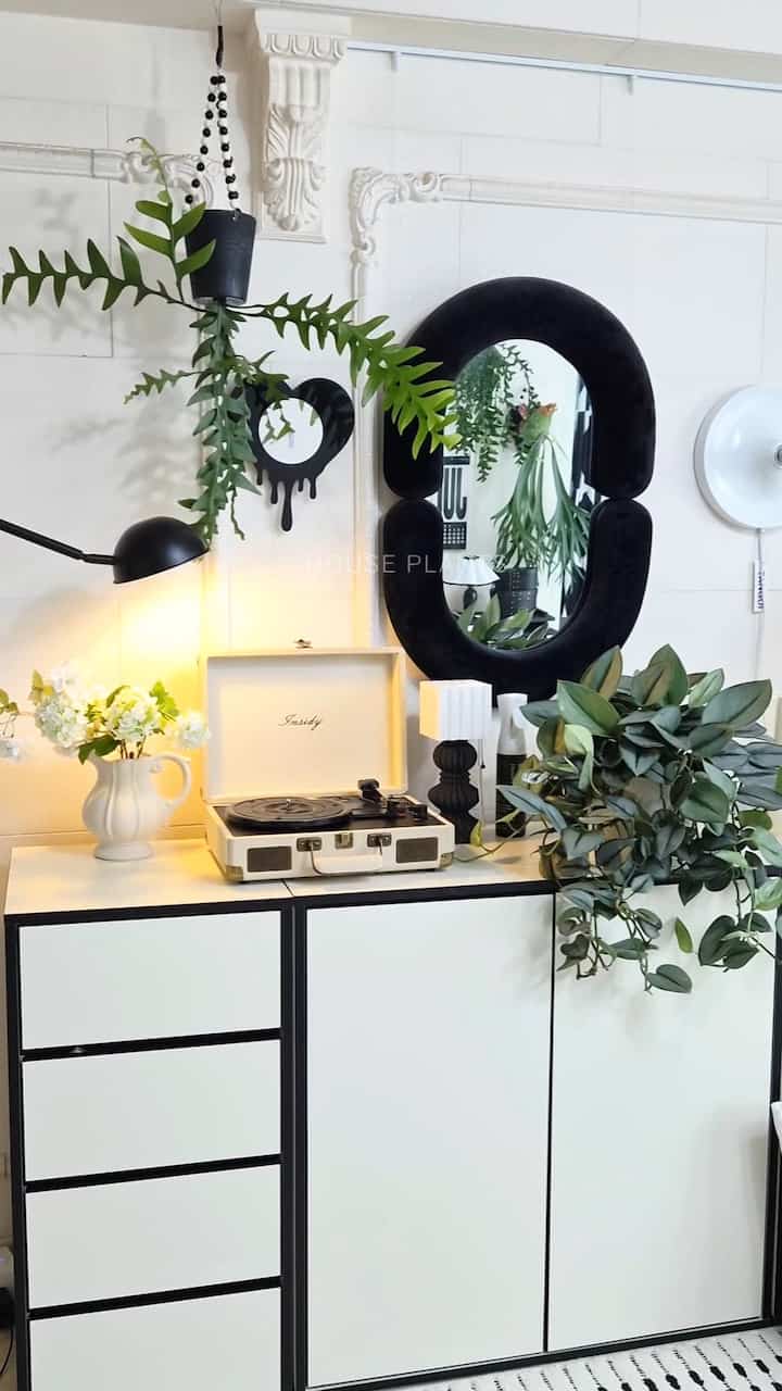 家のあちこちに植物を散らすのも綺麗で、 
特定の空間に集めて演出するのもモダンなインテリアを損なわない方法のようです。
リビングルームの一方の壁やコンソールの周り、または採光の良い窓辺に植物を集めてプラントゾーンを作りましょう。

＃インテリアノウハウ＃コンスープ記録集＃ハングイン植物＃ハングインプラント＃壁飾り＃リビング飾り 